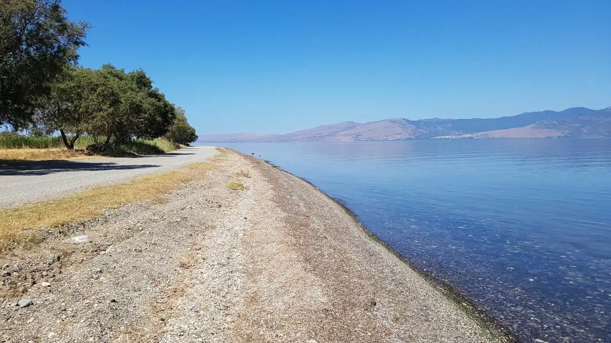 περίπατος πλάι στη θάλασσα