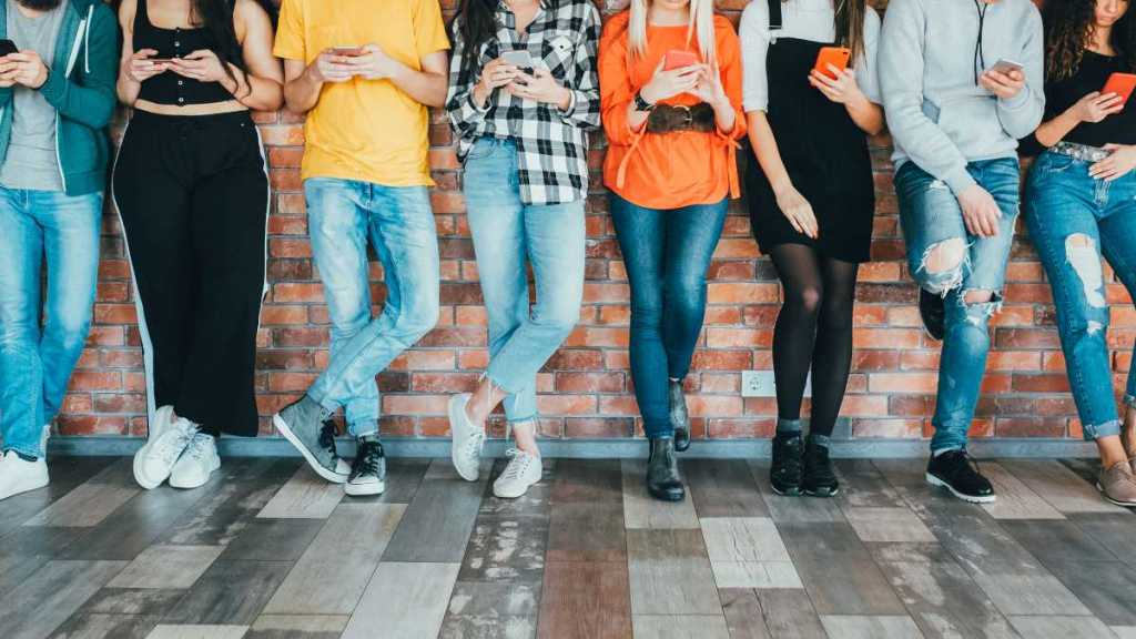 μοναξια social media