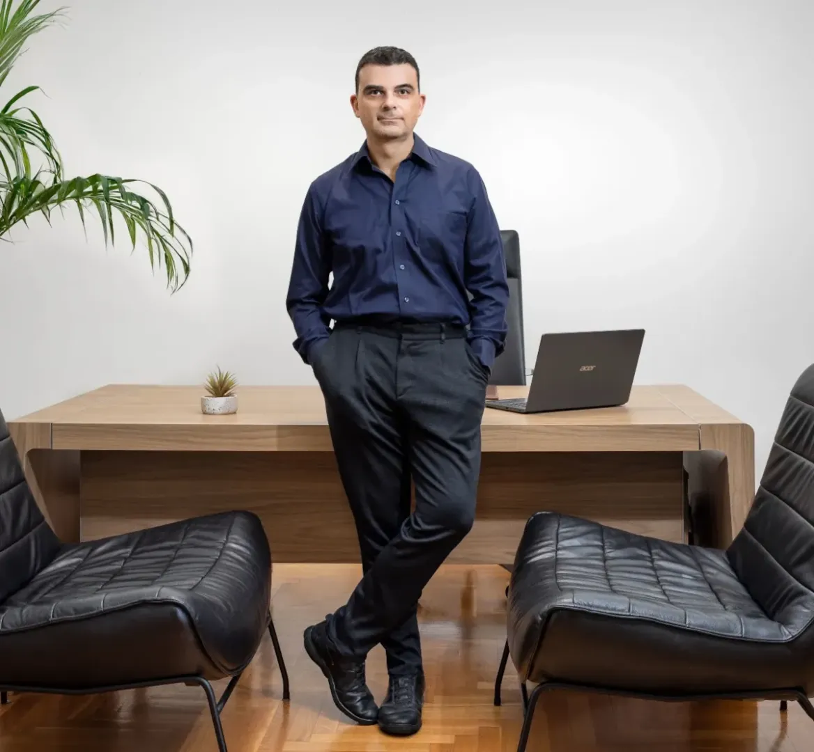 Ο ψυχίατρος Σπύρος Καλημέρης στο ιατρείο του στην Αθήνα